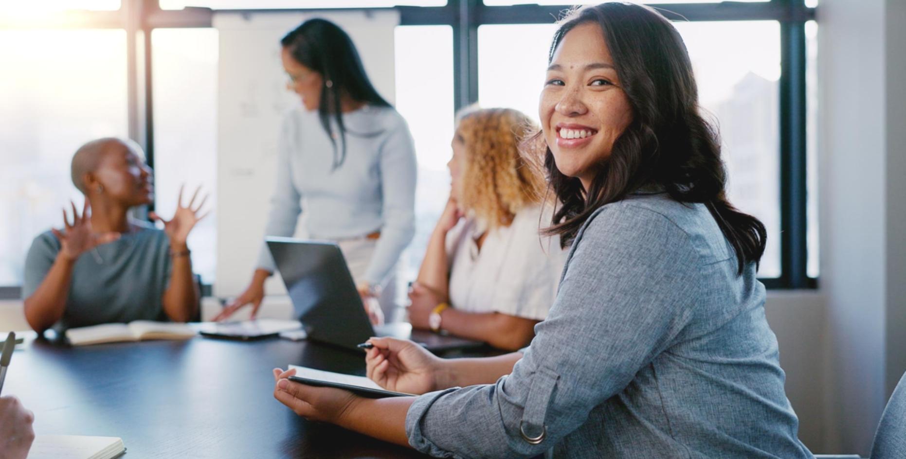 Persona revisando documentación financiera en un espacio de trabajo organizado
