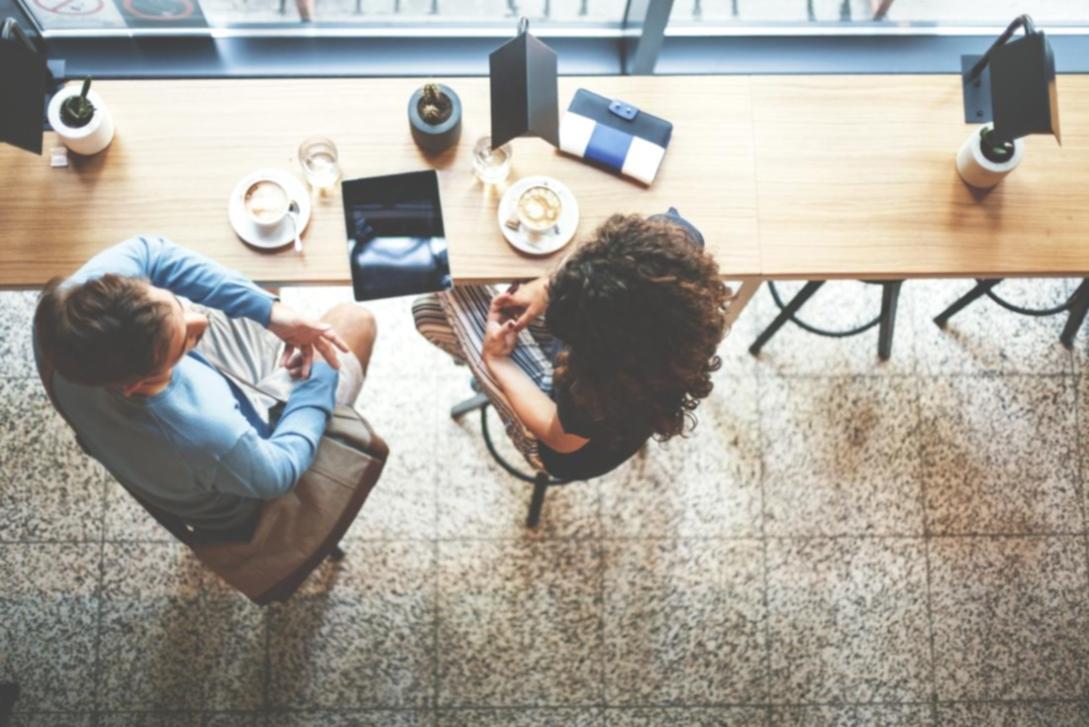 Planificación financiera con gráficos y documentos