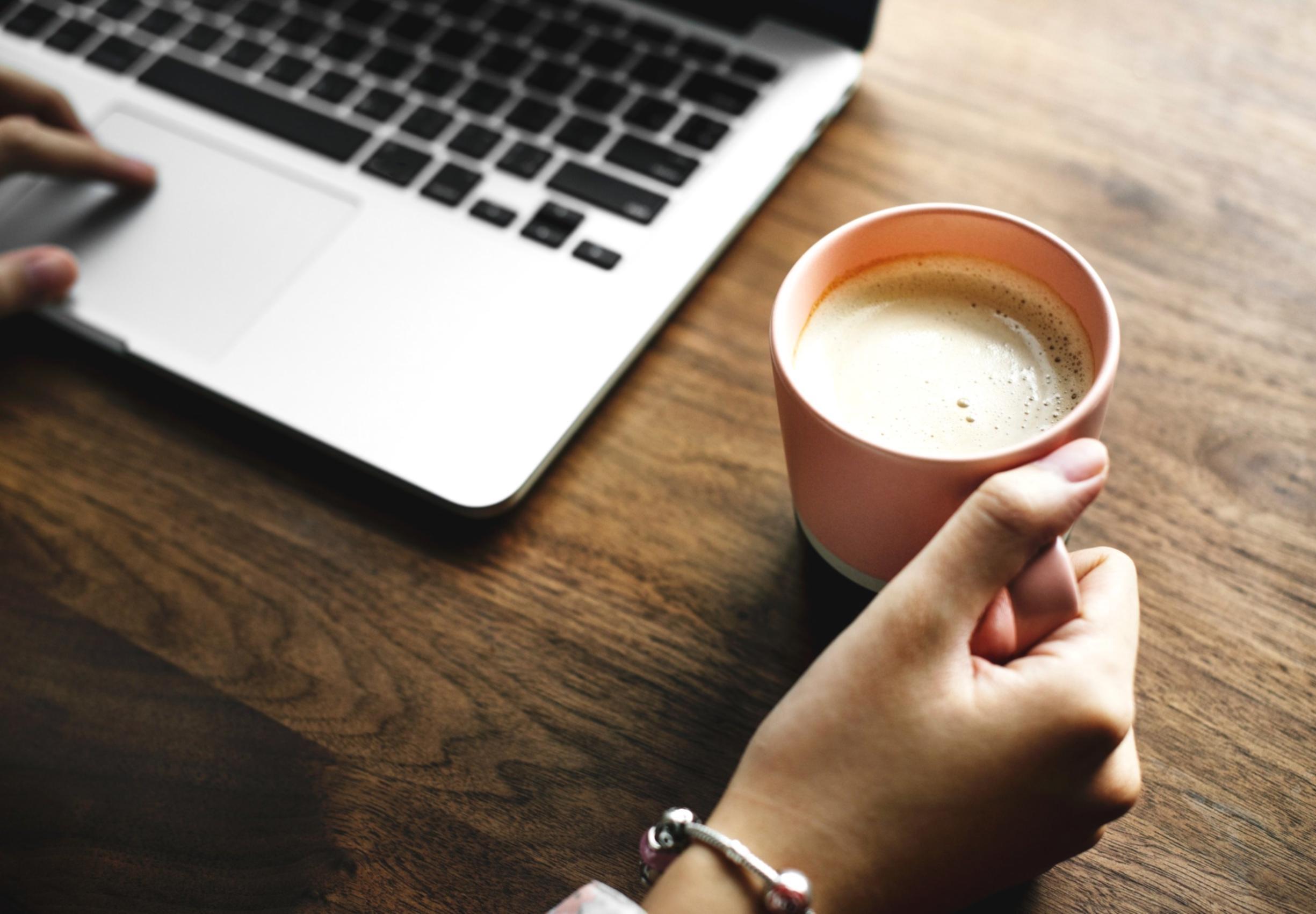 Equipo empresarial colaborando en análisis financiero