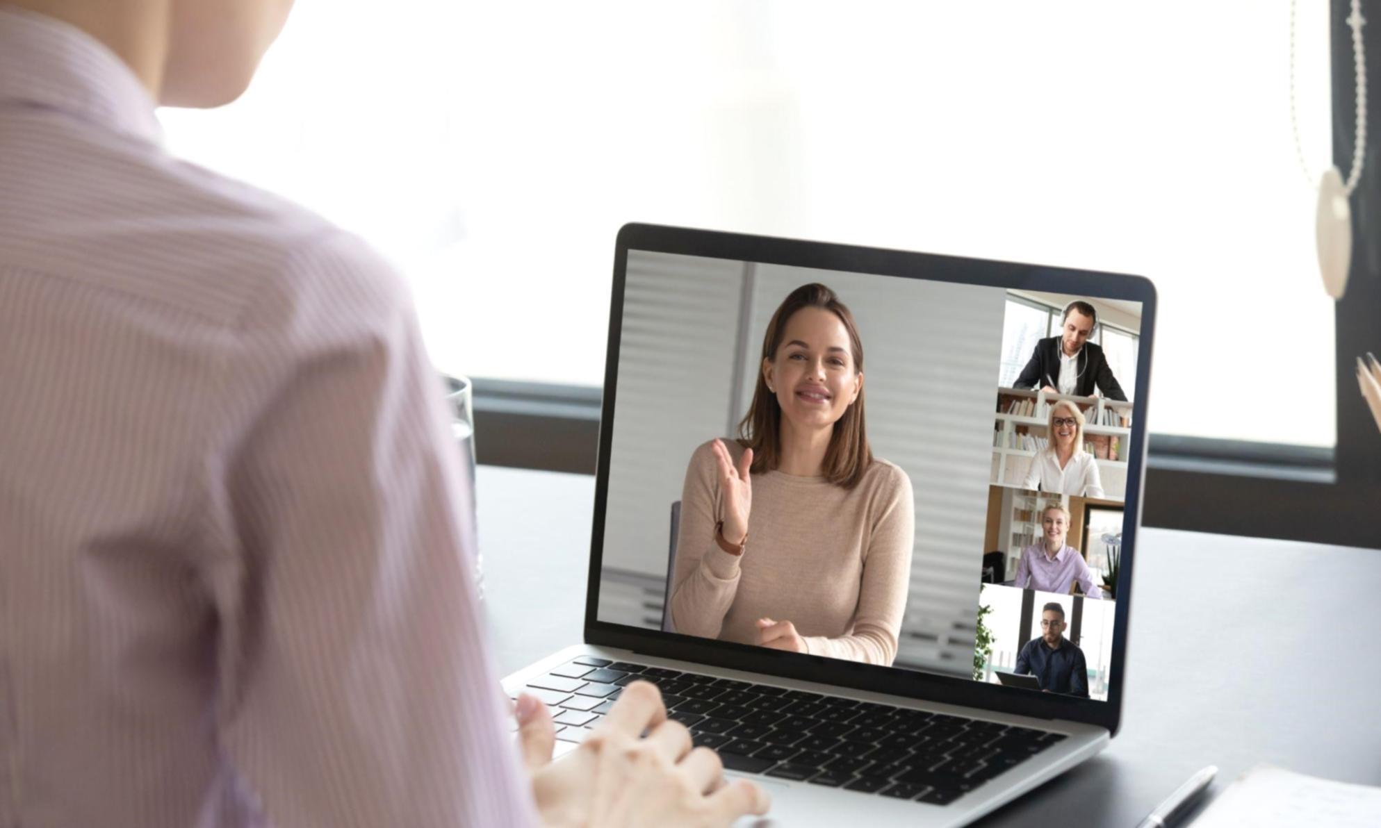 Oficina de asesoría financiera en Córdoba con documentos y calculadora sobre escritorio