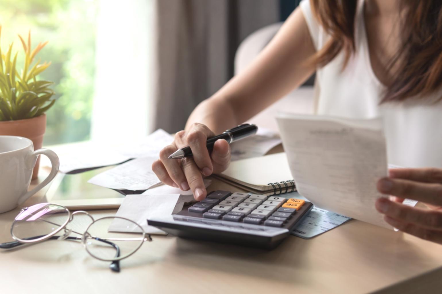 Revisión de estrategias financieras en reunión profesional